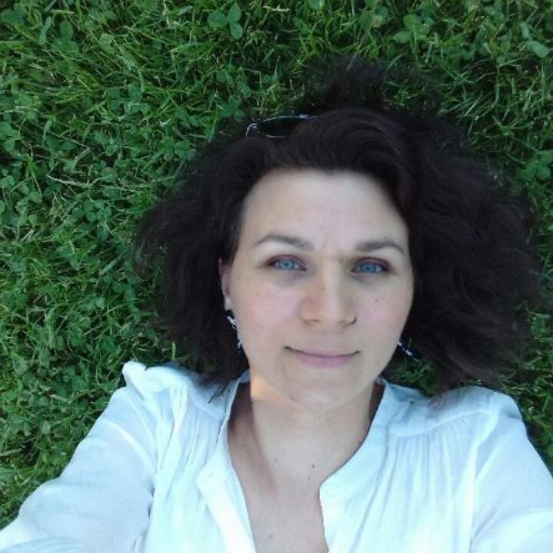 portrait de votre accompagnatrice sur fond d'herbe