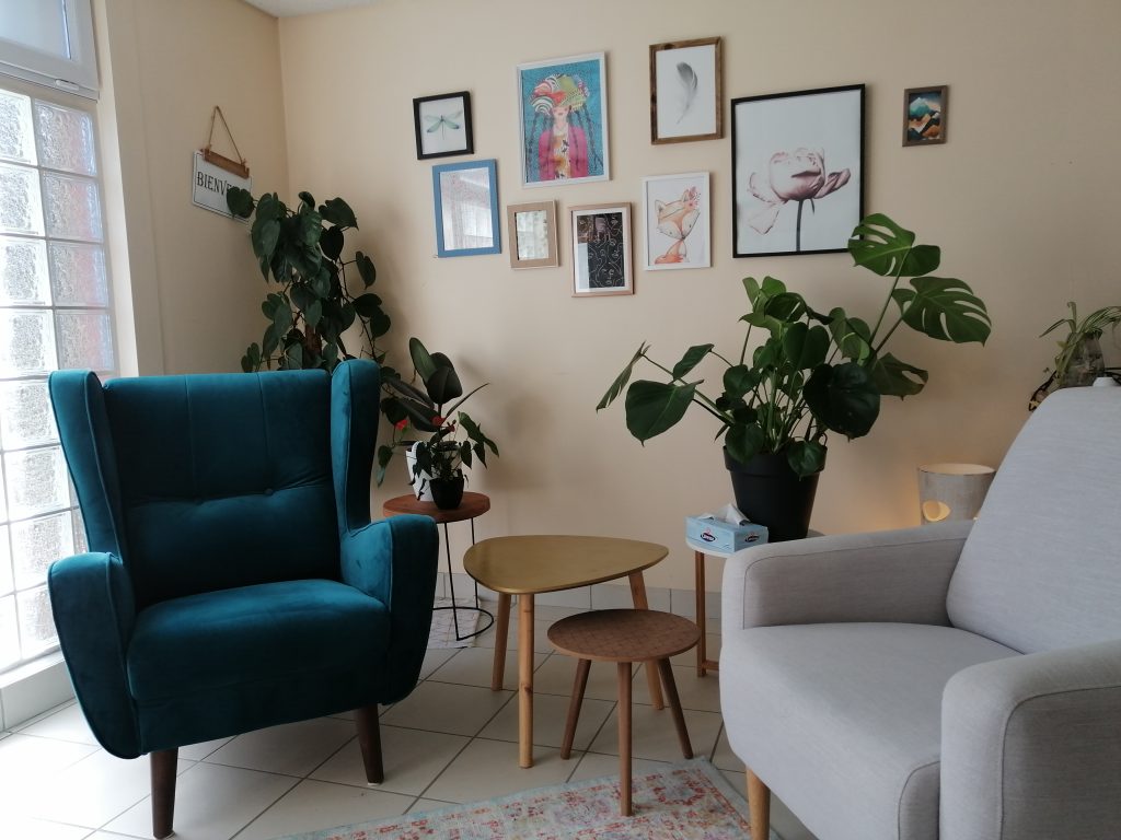 photo du cabinet avec deux fauteuils, des tables et des plantes