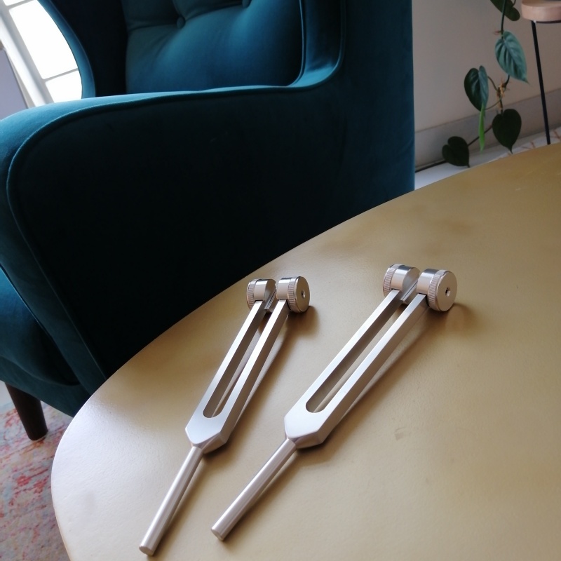 deux diapasons posés sur une table dorée