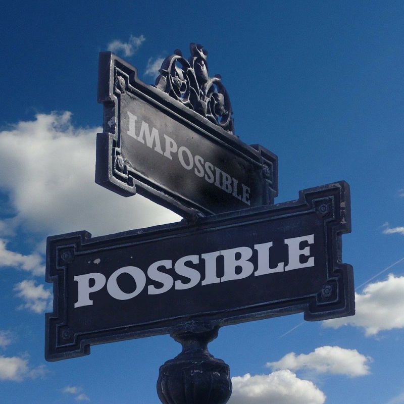 Panneau indiquant deux directions : possible et impossible