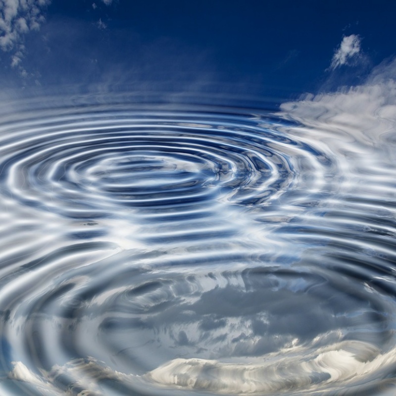 ondes dans l'eau fond bleu