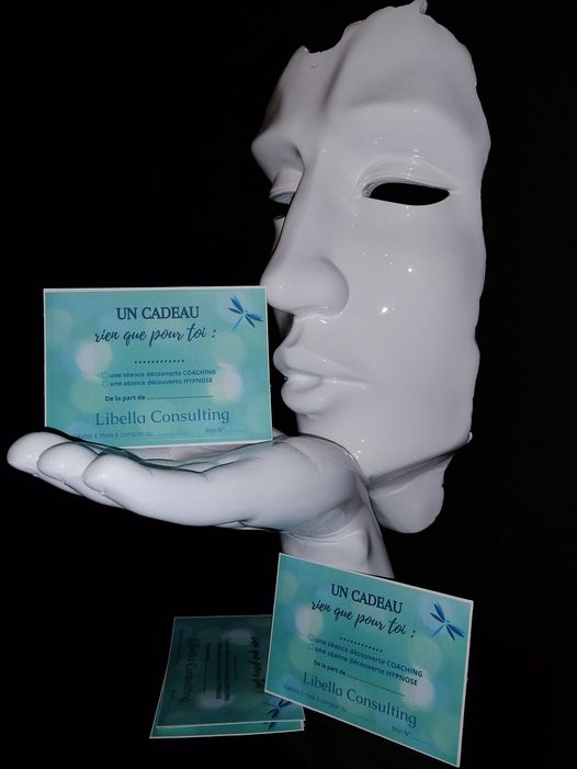 statuette blanche portant carte cadeau bleu