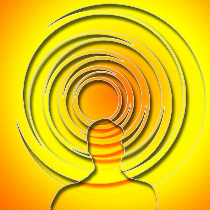 image jaune avec une tête et une spirale
